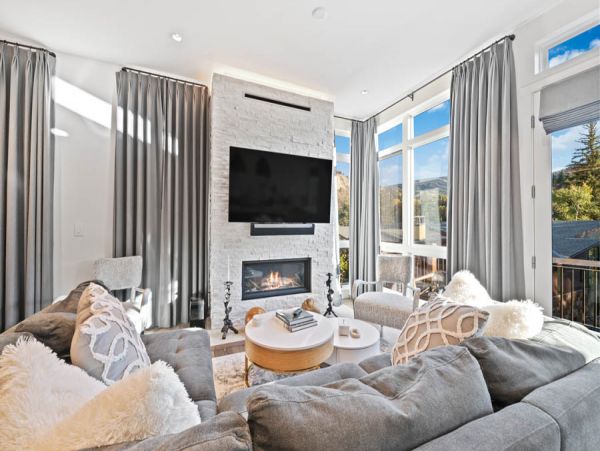 Luxury 3 Bedroom Townhome with Grill & Views
