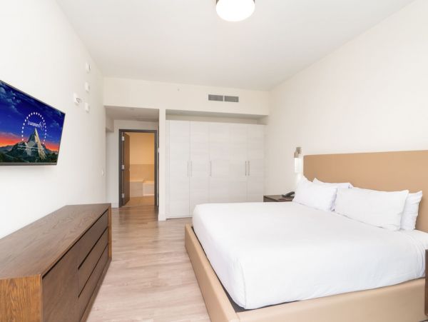 Beautiful Unit Steps from Hollywood Beach Boardwalk