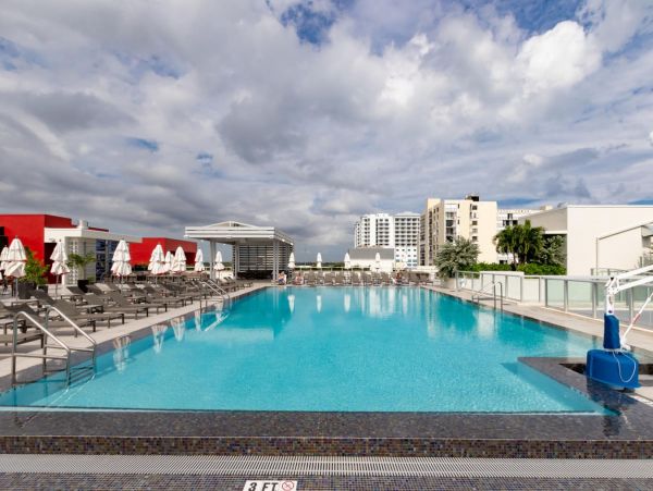 Beautiful Unit Steps from Hollywood Beach Boardwalk