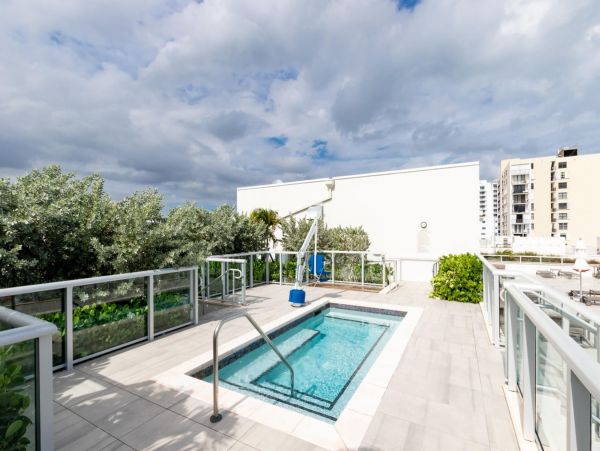 Beautiful Unit Steps from Hollywood Beach Boardwalk