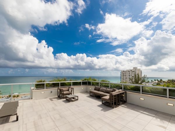 Beautiful Unit Steps from Hollywood Beach Boardwalk
