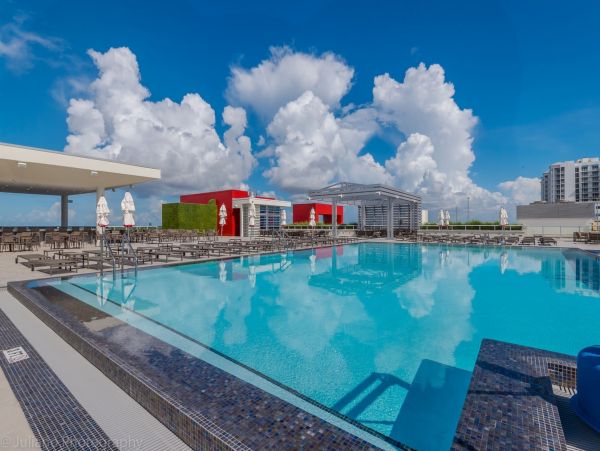 Beautiful Unit Steps from Hollywood Beach Boardwalk