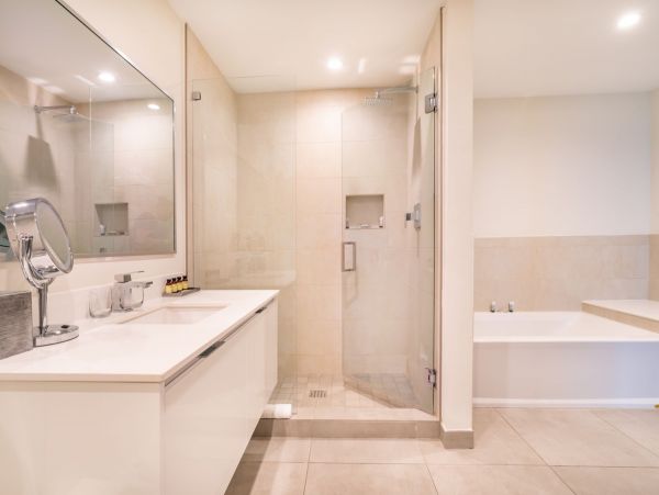 Beautiful Unit Steps from Hollywood Beach Boardwalk