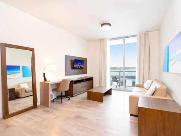 Beautiful Unit Steps from Hollywood Beach Boardwalk