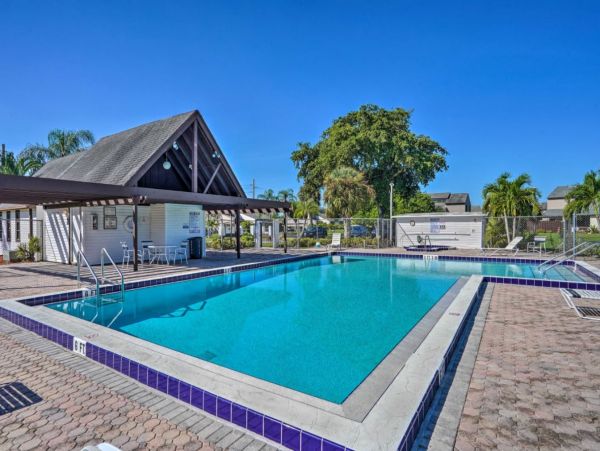 Charming Two Bedroom Vacation Townhome in Fort Myers