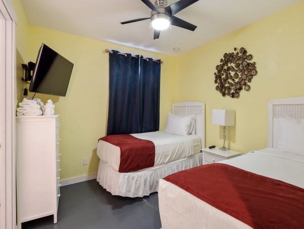 8 bedroom 7 bathroom Home Prime location