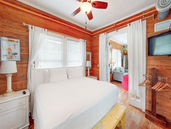 8 bedroom 7 bathroom Home Prime location