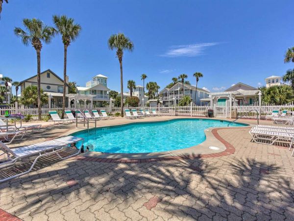 Spacious 5 Bed, 4 Bath Destin Getaway Walk a Block to the Beach