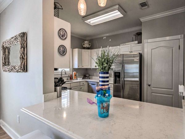 Spacious 5 Bed, 4 Bath Destin Getaway Walk a Block to the Beach