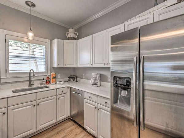 Spacious 5 Bed, 4 Bath Destin Getaway Walk a Block to the Beach