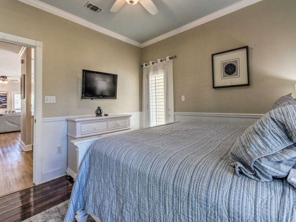Spacious 5 Bed, 4 Bath Destin Getaway Walk a Block to the Beach