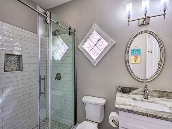 Spacious 5 Bed, 4 Bath Destin Getaway Walk a Block to the Beach