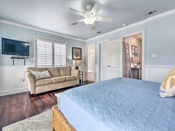 Spacious 5 Bed, 4 Bath Destin Getaway Walk a Block to the Beach