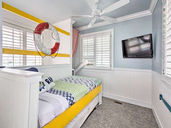 Spacious 5 Bed, 4 Bath Destin Getaway Walk a Block to the Beach
