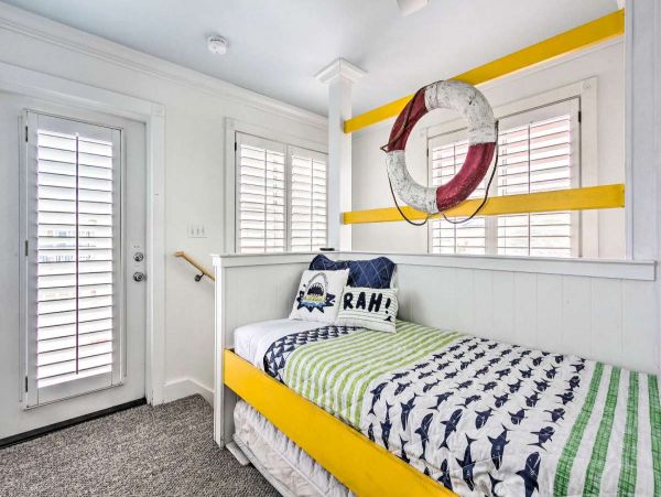 Spacious 5 Bed, 4 Bath Destin Getaway Walk a Block to the Beach