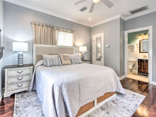 Spacious 5 Bed, 4 Bath Destin Getaway Walk a Block to the Beach