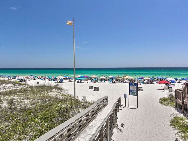 Spacious 5 Bed, 4 Bath Destin Getaway Walk a Block to the Beach