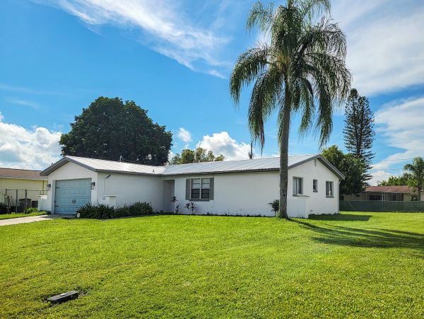 Cape Coral Vacation Home Three Bedroom with Pool
