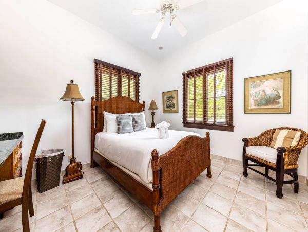 Turks and Caicos Beachfront Six Bedroom Rental Villa