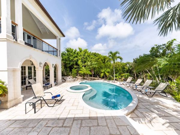 Turks and Caicos Beachfront Six Bedroom Rental Villa