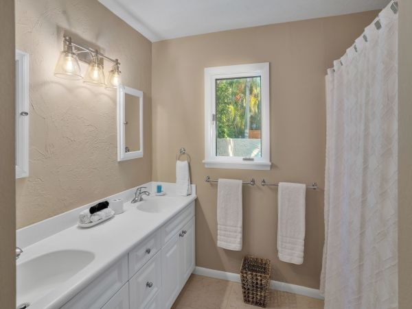 Osprey Gorgeous Vacation Rental with Pool & Water Views