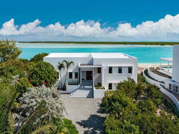 Modern & Luxurious 6 bedroom in Leeward Providenciales
