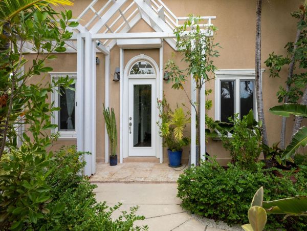 Turk And Caicos Three Bedrooms Waterfront Villa With Pool