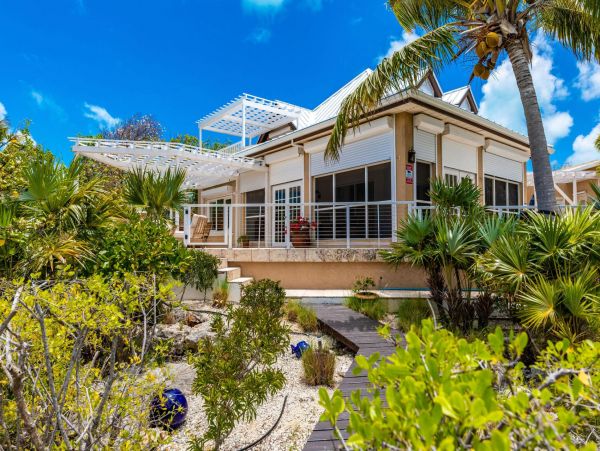 Turk And Caicos Three Bedrooms Waterfront Villa With Pool