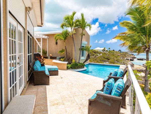 Turk And Caicos Three Bedrooms Waterfront Villa With Pool