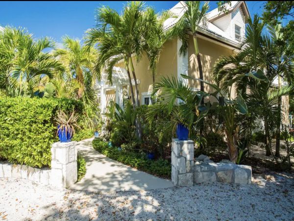 Turk And Caicos Three Bedrooms Waterfront Villa With Pool