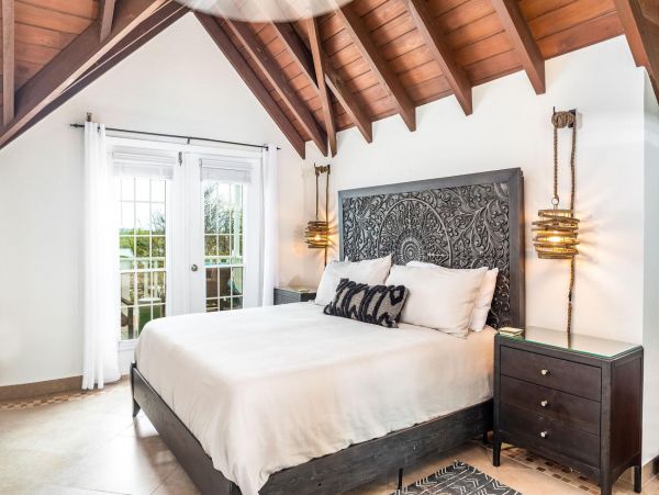 Turk And Caicos Three Bedrooms Waterfront Villa With Pool
