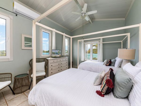 Turk And Caicos Three Bedrooms Waterfront Villa With Pool