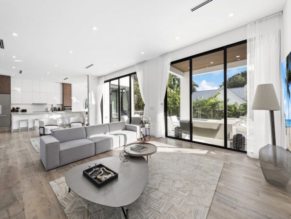 Elegant Six Bedroom Vacation Home in Miami with Private Pool