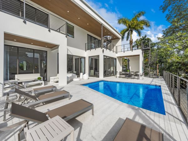 Elegant Six Bedroom Vacation Home in Miami with Private Pool