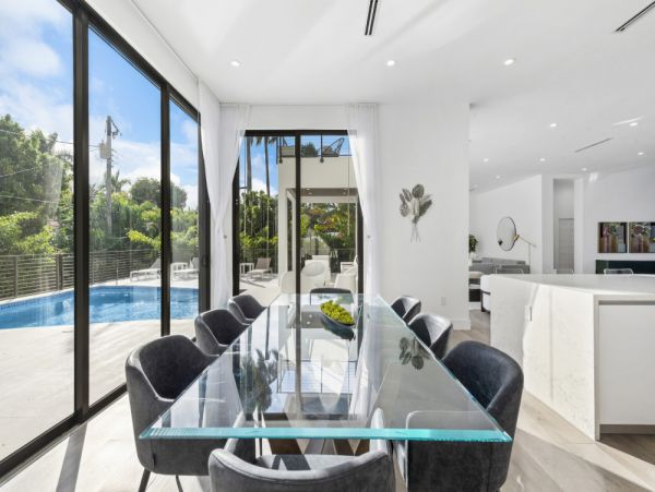 Elegant Six Bedroom Vacation Home in Miami with Private Pool