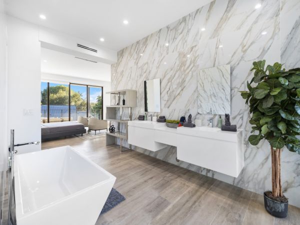 Elegant Six Bedroom Vacation Home in Miami with Private Pool