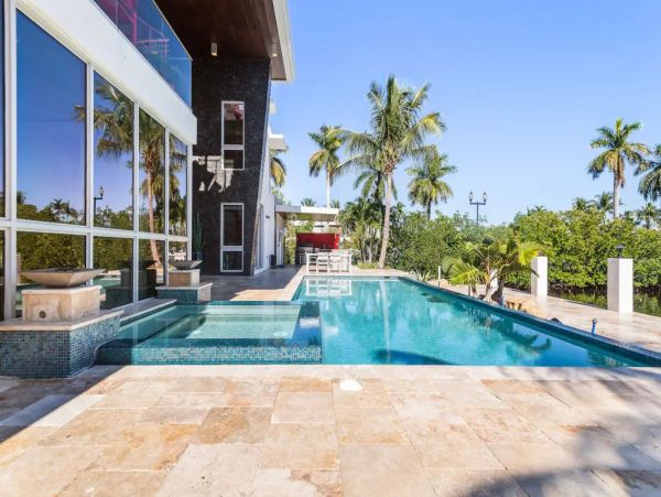 Luxury Waterfront Vacation Villa Sleeps 14