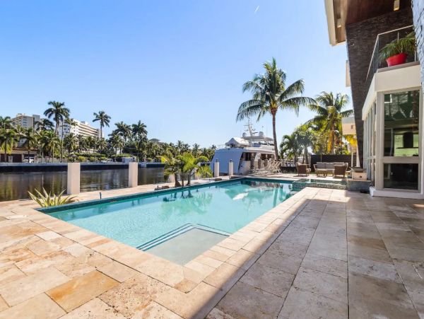Luxury Waterfront Vacation Villa Sleeps 14
