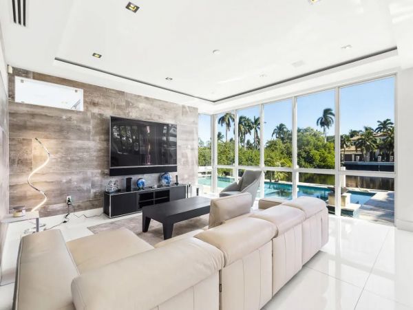 Luxury Waterfront Vacation Villa Sleeps 14
