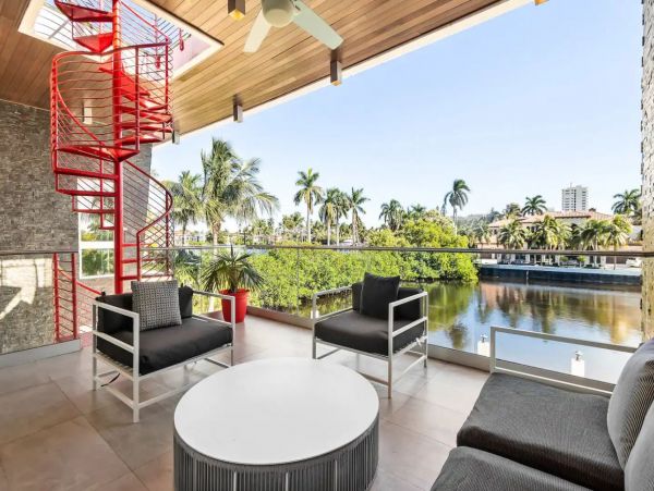 Luxury Waterfront Vacation Villa Sleeps 14
