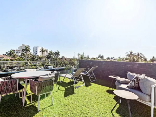 Luxury Waterfront Vacation Villa Sleeps 14