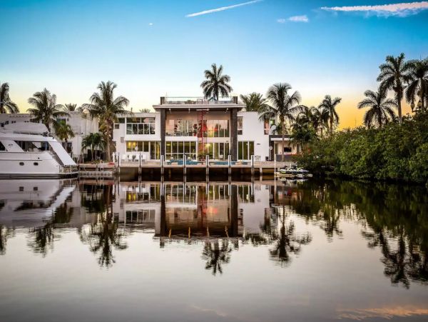 Luxury Waterfront Vacation Villa Sleeps 14