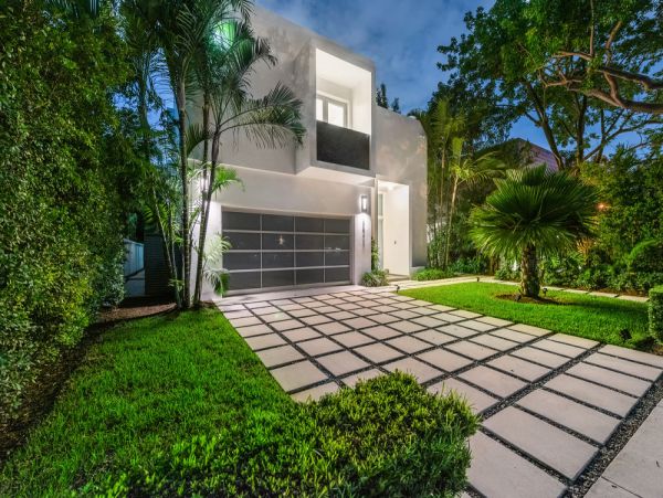 Luxury Miami Vacation Home Five Bedroom with Pool