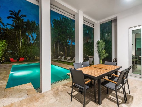 Luxury Miami Vacation Home Five Bedroom with Pool