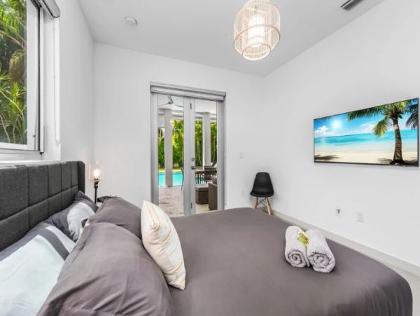 Luxury Miami Vacation Home Five Bedroom with Pool