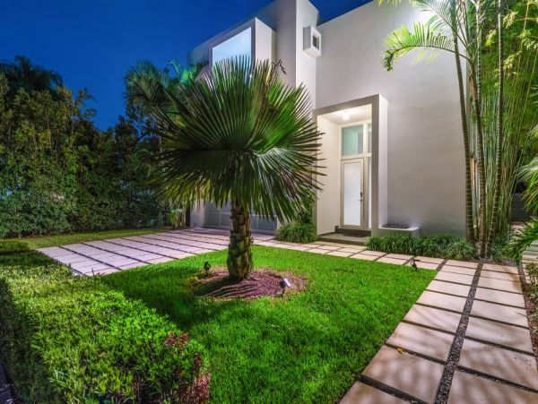 Luxury Miami Vacation Home Five Bedroom with Pool