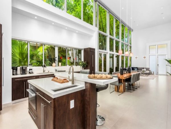 Luxury Miami Vacation Home Five Bedroom with Pool