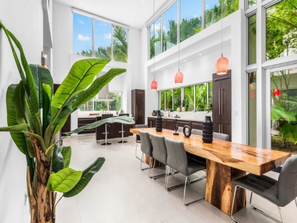 Luxury Miami Vacation Home Five Bedroom with Pool