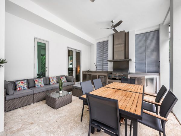 Luxury Miami Vacation Home Five Bedroom with Pool