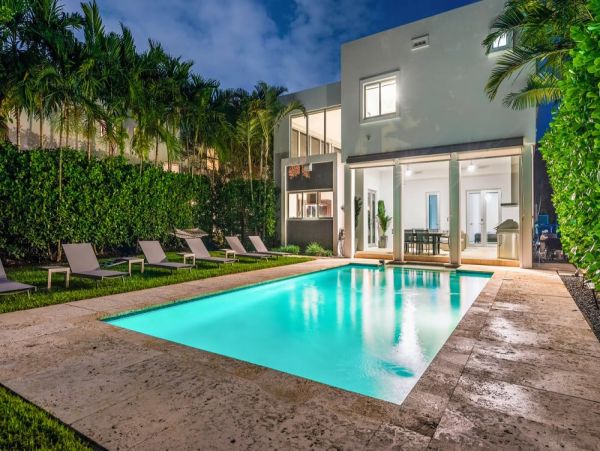 Luxury Miami Vacation Home Five Bedroom with Pool
